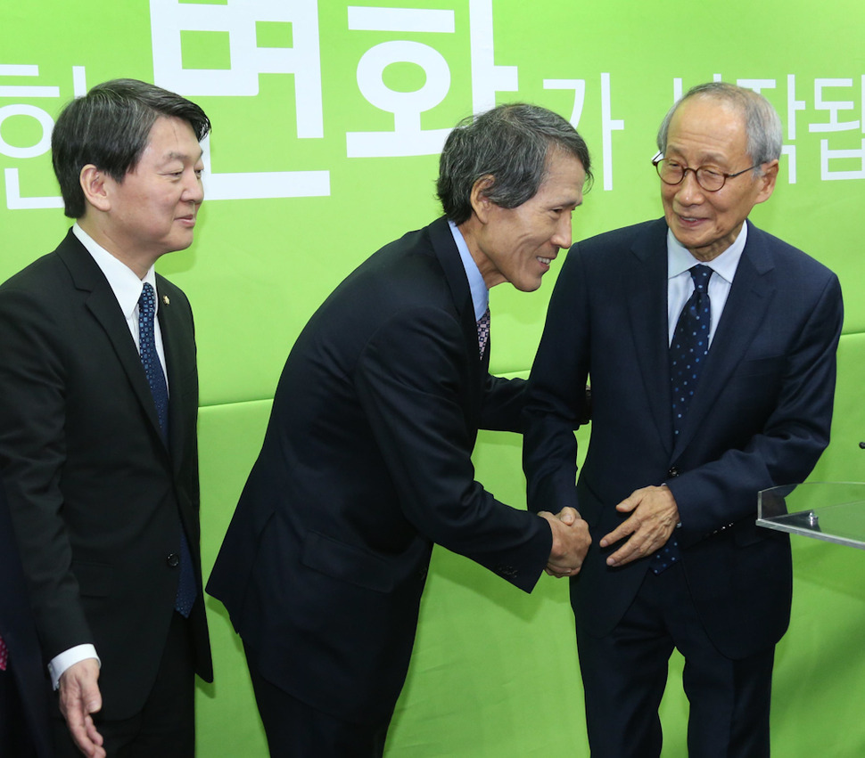 윤여준 국민의당 공동창당준비위원장(오른쪽)이 22일 오전 서울 마포구 당사에 처음 나와 한상진 공동창당준비위원장과 인사를 나누고 있다. 왼쪽은 안철수 인재영입위원장. 윤 위원장은 신병을 이유로 모습을 드러내지 않다가 이날 처음 당사에 나왔다. 이정우 선임기자 woo@hani.co.kr