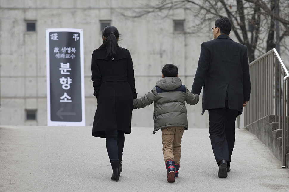 서로 아끼고 사랑하는 공동체 ‘더불어 숲’을 늘 희망한 신영복 석좌교수에게 마지막 인사를 하러 온 한 가족이 지난 17일 오후 서울 구로구 성공회대학교에 마련된 분향소로 함께 걸어가며 손을 꼭 잡고 있다. 가장이 가족 모두를 죽이고, 부모가 죽은 아들의 시신을 토막냈다는 흉흉한 소식이 들려오는 이 추운 겨울, 서로를 위로하는 ‘작은 숲’에 대한 그의 바람이 더 간절하게 다가온다.   김성광 기자 flysg2@hani.co.kr