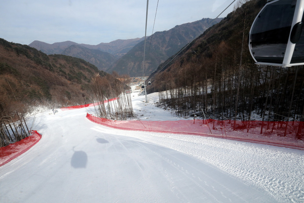 2018 평창 동계올림픽 알파인 경기장으로 사용될 ‘정선 알파인 경기장’ 개장행사가 강원도 정선군 북평면 숙암리 경기장에서 열렸다. 다음달 6일과 7일에는 정선알파인 개장 후 처음으로 ‘2016 FIS 알파인 월드컵’이 테스트 이벤트로 열린다. 이날 정선 알파인 경기장 모습. 정선/김태형 기자 xogud555@hani.co.kr