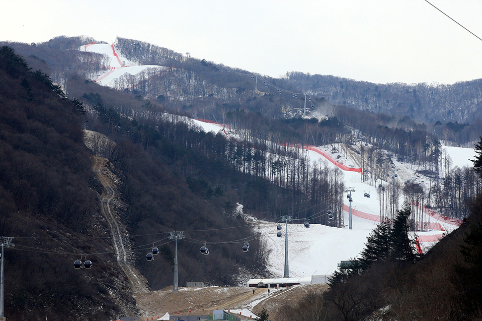 2018 평창동계올림픽 알파인 경기장으로 사용될 ‘정선 알파인 경기장 개장행사’가 22일 강원도 정선군 북평면 숙암리 경기장에서 열렸다. 사진은 정선 알파인 경기장 전경.정선/김태형 기자 xogud555@hani.co.kr