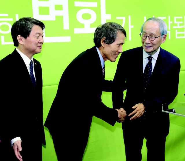 윤여준 국민의당 공동창당준비위원장(맨 오른쪽)이 22일 오전 서울 마포구 당사에 나와 한상진 공동창당준비위원장과 악수하고 있다. 왼쪽은 안철수 의원. 윤 위원장은 그동안 병원에 입원해 당사에 나오지 못했다.
이정우 선임기자 woo@hani.co.kr