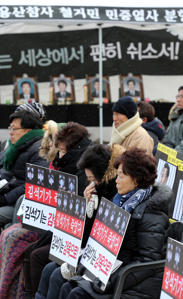 용산참사 7주기 추모대회가 23일 오후 서울 용산구 남일단 건물터에서 열려 용산참사 유가족들과 시민들이 당시 참사를 기리며 집회를 하고 있다. 이정용 선임기자  lee312@hani.co.kr