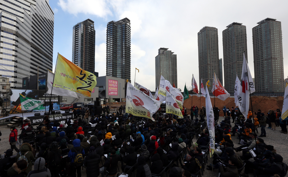 용산참사 7주기 추모대회가 23일 오후 서울 용산구 남일단 건물터에서 열려 용산참사 유가족들과 시민들이 당시 참사를 기리며 집회를 하고 있다. 이정용 선임기자  lee312@hani.co.kr