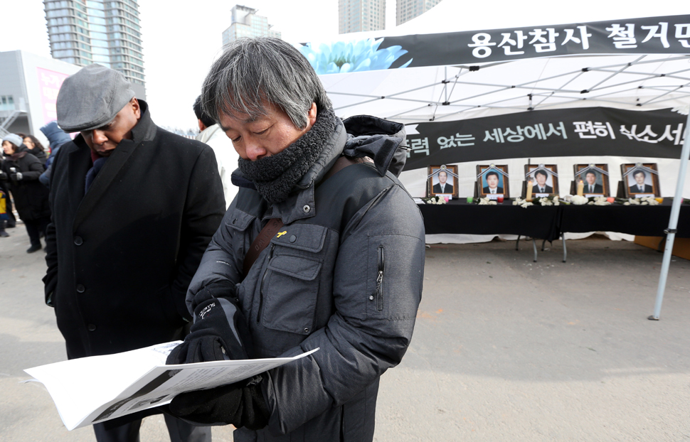 23일 오후 서울 용산구 남일단 건물터에서 열린 용산참사 7주기 추모대회에 마이나 키아이 유엔 집회결사의 자유 특별보고관이 방문해 박래군 인권재단 상임이사와 함께 집회를 지켜보고 있다. 이정용 선임기자  lee312@hani.co.kr