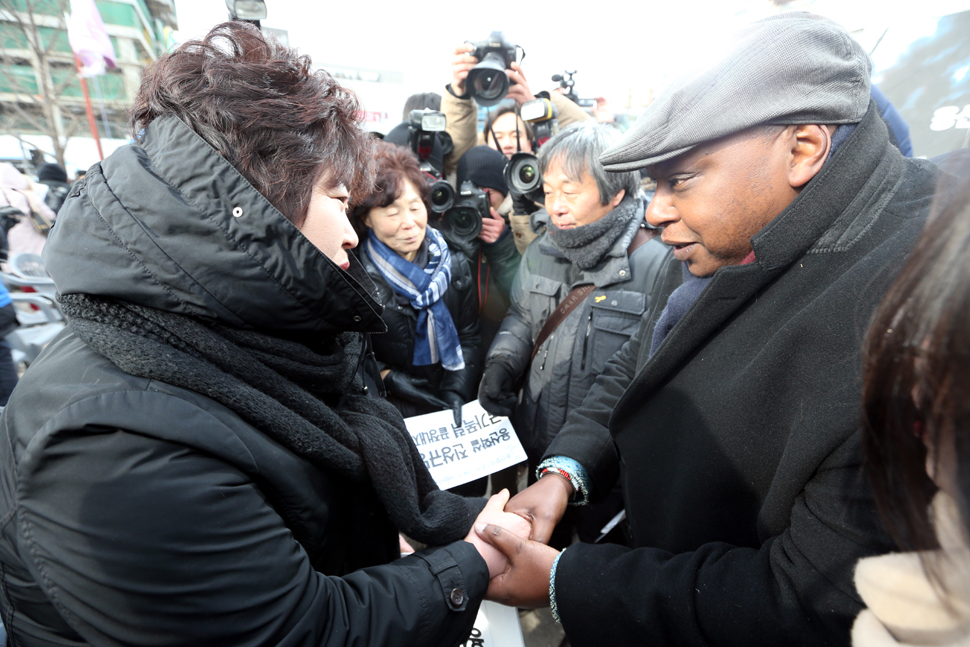 용산참사 7주기 추모대회가 23일 오후 서울 용산구 남일단 건물터에서 열린 가운데 마이나 키아이 유엔 집회결사의 자유 특별보고관이 방문해 유가족들의 손을 잡아주고 있다. 이정용 선임기자  lee312@hani.co.kr