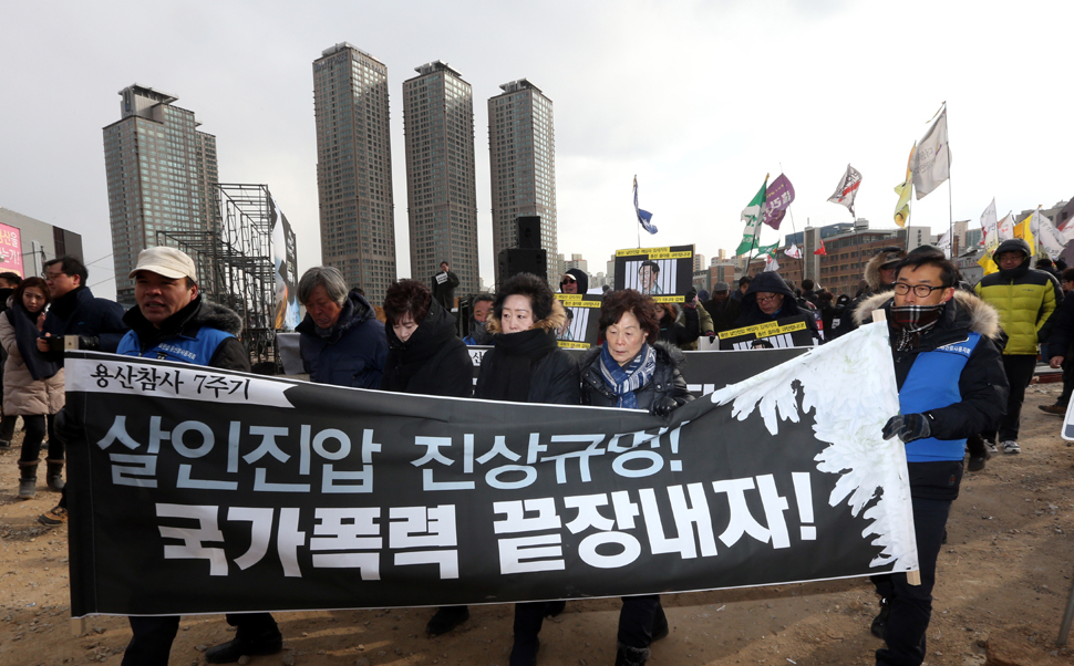 용산참사 7주기 추모대회가 23일 오후 서울 용산구 남일단 건물터에서 열려 용산참사 유가족들과 시민들이 당시 참사를 기리며 집회를 하고 있다. 이정용 선임기자  lee312@hani.co.kr