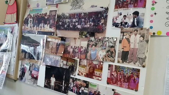 광주외국인노동자센터 부설 쉼터 벽에 붙어 있는 각종 사진.