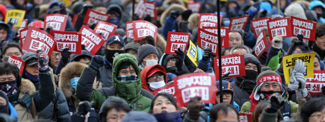 민주노총 총파업 선포대회 전국민주노동조합총연맹 조합원들이 23일 오후 ‘노동개악 저지와 정부지침 분쇄 총파업 선포대회’를 열었다.   이정용 선임기자  lee312@hani.co.kr