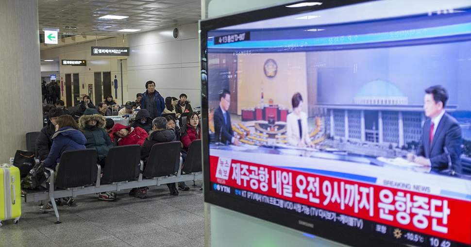 시민들이 24일 오전 제주도 제주시 제주국제공항 3층 출국장에서 비행운항 재개를 기다리고 있다. 제주/김성광 기자 flysg2@hani.co.kr