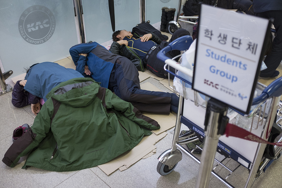 시민들이 24일 오전 제주도 제주시 제주국제공항 3층 출국장에서 비행운항 재개를 기다리고 있다. 제주/김성광 기자 flysg2@hani.co.kr