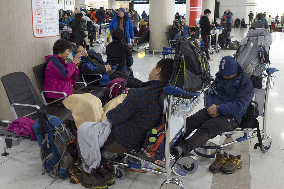 시민들이 24일 오전 제주도 제주시 제주국제공항 3층 출국장에서 비행운항 재개를 기다리고 있다. 제주/김성광 기자 flysg2@hani.co.kr