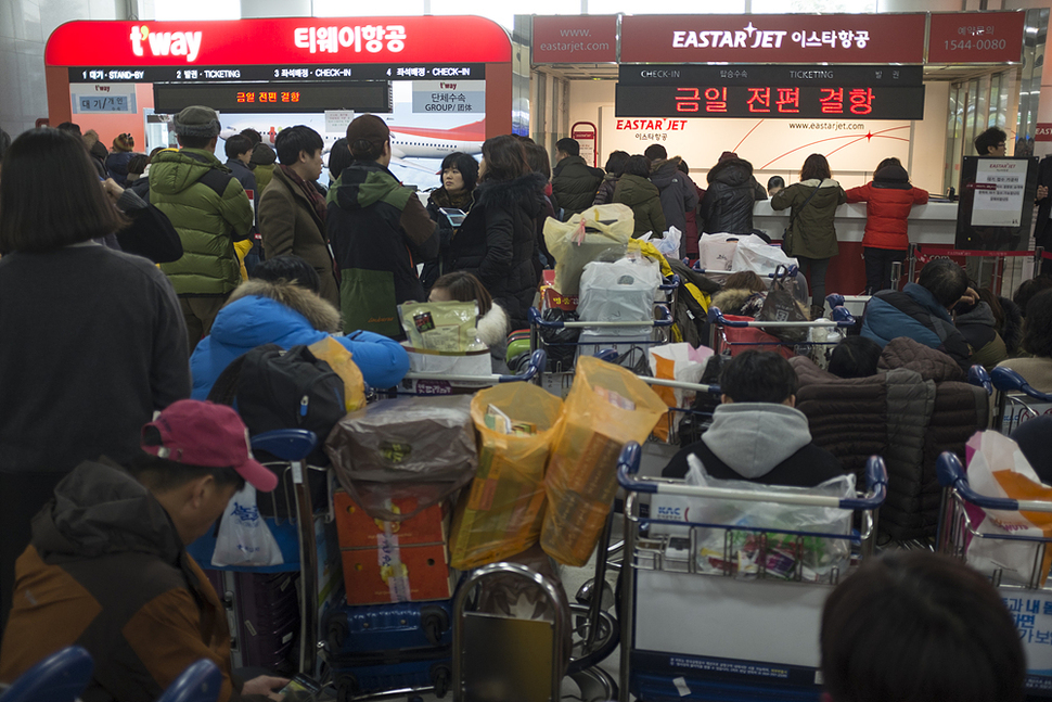 시민들이 24일 오전 제주도 제주시 제주국제공항 3층 출국장에서 비행운항 재개를 기다리고 있다. 제주/김성광 기자 flysg2@hani.co.kr