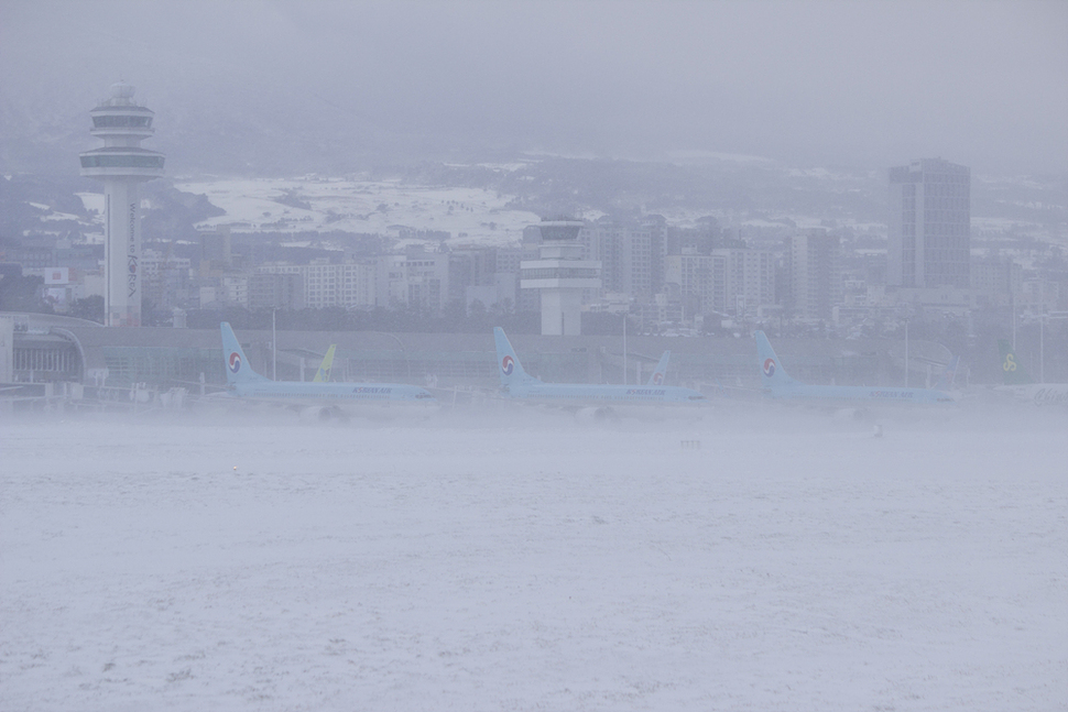 제주도 전역에 대설경보가 내린 24일 오후 제주국제공항 활주로가 눈으로 덮여있다. 제주/김성광 기자 flysg2@hani.co.kr