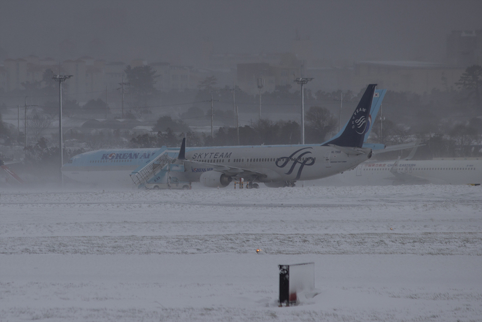 제주도 전역에 대설경보가 내린 24일 오후 제주국제공항 활주로가 눈으로 덮여있다. 제주/김성광 기자 flysg2@hani.co.kr