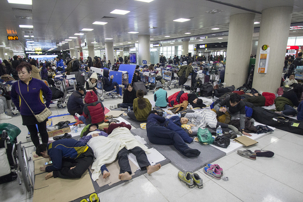 제주공항 마비 사태가 3일째 이어진 25일 체류객들이 제주공항 여객터미널에서 노숙을 하고 있다. 제주/김성광 기자 flysg2@hani.co.kr