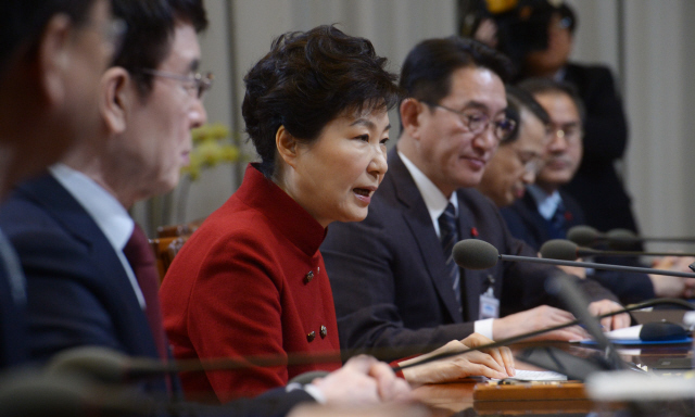 박근혜 대통령이 25일 오전 청와대에서 열린 수석비서관회의에서 발언하고 있다.  청와대사진기자단