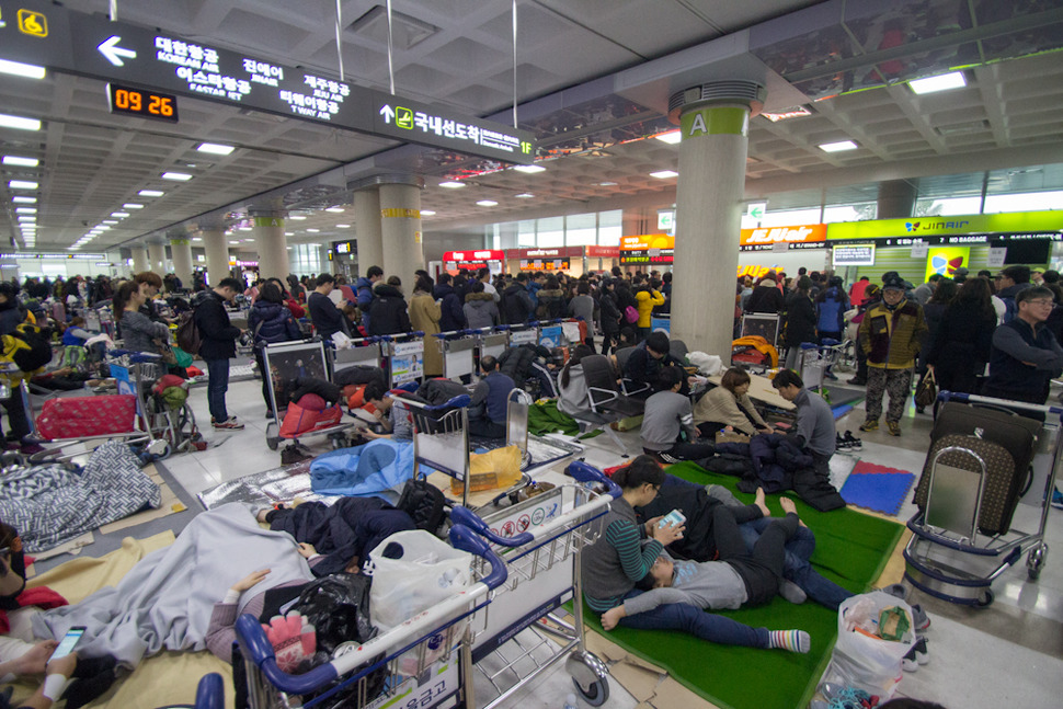 시민들이 25일 오전 제주공항 3층 출국장에서 운항 재개를 기다리고 있다. 제주/김성광 기자 flysg2@hani.co.kr