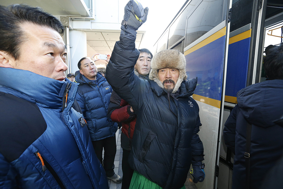 설악산국립공원지키기국민행동 등 환경단체 활동가들이 25일 오전 강원 원주 반곡동 원주지방환경청에서 설악산 케이블카 사업 취소를 요구하며 기습시위를 벌인 뒤 경찰에 연행되고 있다. 원주/김봉규 선임기자 bong9@hani.co.kr