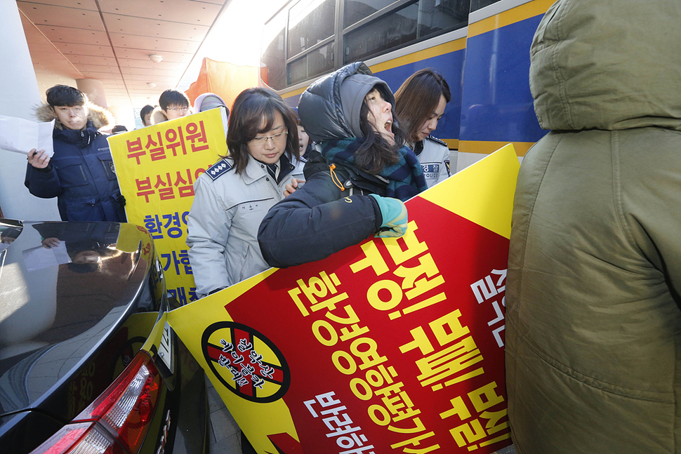 설악산국립공원지키기국민행동 등 환경단체 활동가들이 25일 오전 강원 원주 반곡동 원주지방환경청에서 설악산 케이블카 사업 취소를 요구하며 기습시위를 벌인 뒤 경찰에 연행되고 있다. 원주/김봉규 선임기자 bong9@hani.co.kr