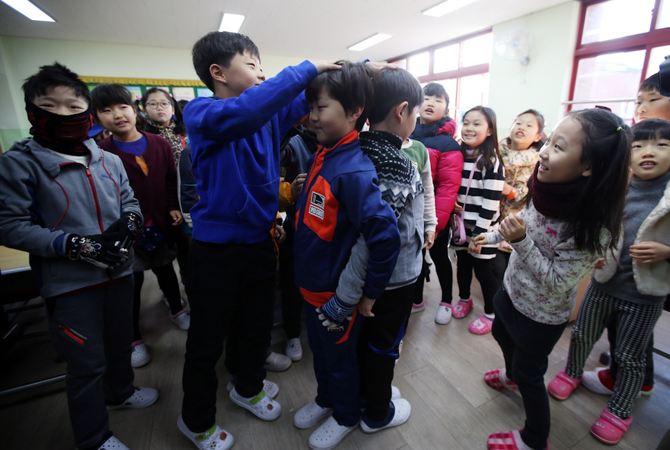 25일 오전 서울 서대문구 미근동 미동초교 2학년 1반 학생들이 방학을 마치고 첫 등교해 교실에서 친구들과 키를 재보고 있다. 신소영 기자 viator@hani.co.kr