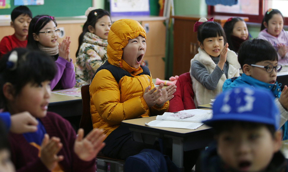 25일 오전 겨울방학을 마친 서울 서대문구 미근동 미동초교 2학년 1반 교실에서 한 어린이가 하품을 하고 있다.  신소영 기자 viator@hani.co.kr