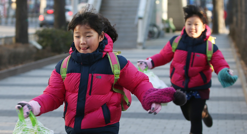 겨울방학을 마친 어린이들이 25일 오전 서울 서대문구 미근동 미동초교로 들어가고 있다. 신소영 기자 viator@hani.co.kr