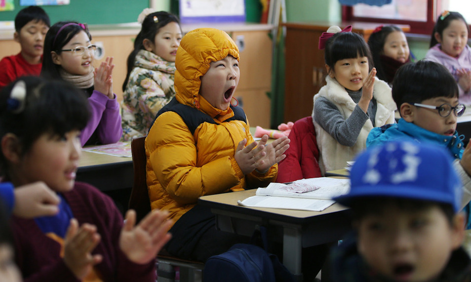 [포토] 몸은 아직 방학 중…초등생 겨울방학 끝