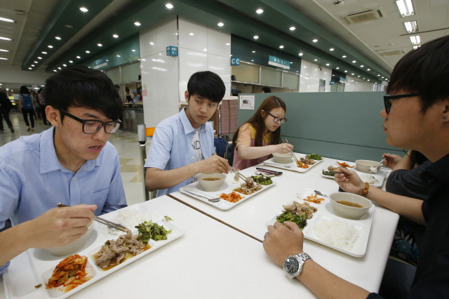 한 대학에서 지난해 6월 학생들이 아침식사를 할 수 있도록 1천원짜리 식단을 내놨다. 체지방을 줄이기 위해서는 아침을 챙겨 먹는 것이 바람직하다.   이정아 기자 <A href="mailto:leej@hani.co.kr">leej@hani.co.kr</A>