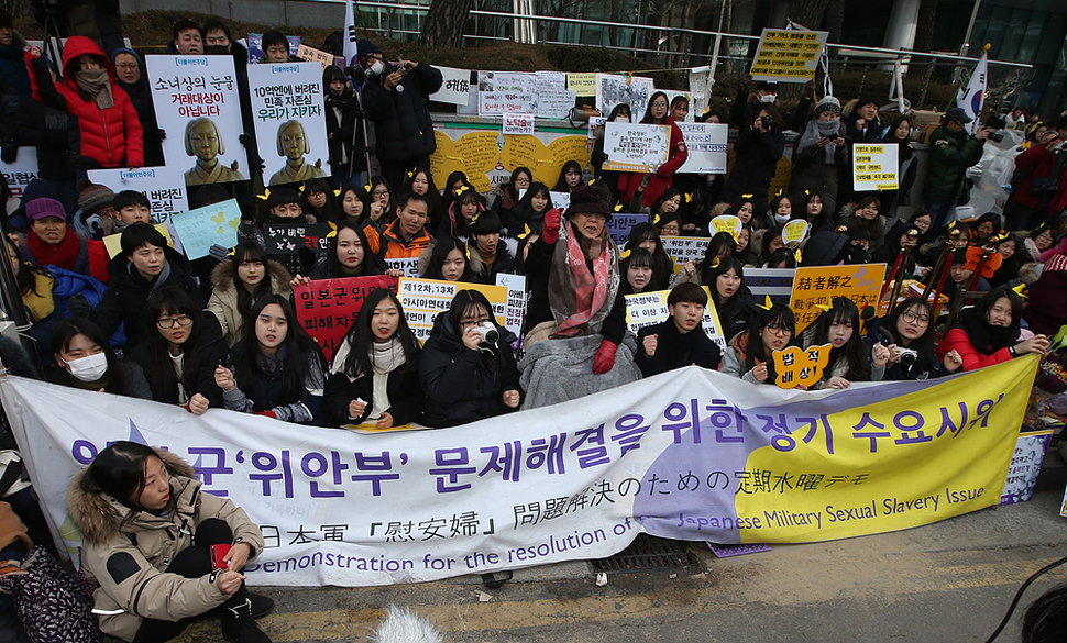 27일 오후 서울 종로구 주한일본대사관 앞에서 ‘일본군 위안부 문제 해결을 위한 정기 수요시위’가 열려, 이용수 할머니 등 참가자들이 일본정부를 규탄하는 구호를 외치고 있다. 신소영 기자 viator@hani.co.kr