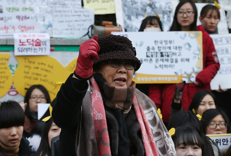 일본군 ‘위안부’ 피해자 이용수 할머니가 27일 오후 서울 종로구 주한일본대사관 앞에서 일본정부를 규탄하는 구호를 외치고 있다. 신소영 기자 viator@hani.co.kr