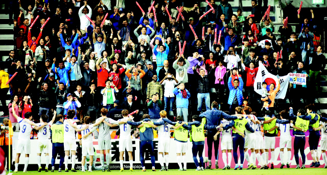올림픽축구대표팀 선수들이 27일(한국시각) 카타르 알사드 스타디움에서 열린 2016 아시아축구연맹(AFC) 23살 이하 챔피언십 카타르와의 4강전에서 승리한 뒤 교민 응원단에게 인사하고 있다. 도하/연합뉴스