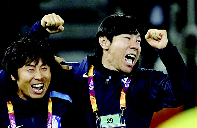 신태용 한국올림픽축구대표팀 감독이 27일(한국시각) 카타르전에서 문창진의 추가골이 터지자 기뻐하고 있다.
도하/연합뉴스