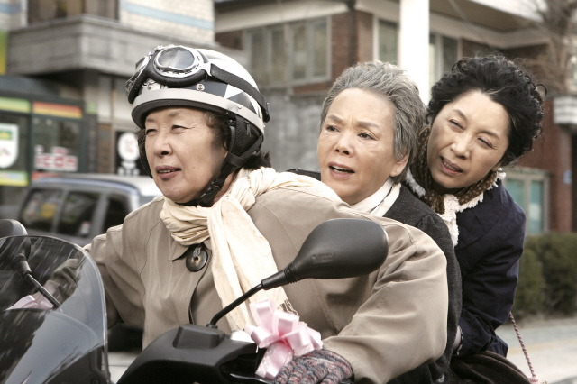스웨덴 소설 <감옥에 가기로 한 메르타 할머니>는 감옥보다 못한 요양소의 처우에 분개해 범죄를 저지르고 감옥에 가고자 하는 노인들의 이야기다. 사진은 은행 강도 할머니들을 등장시킨 한국 영화 <육혈포 강도단>(2010) 한 장면. <한겨레> 자료사진