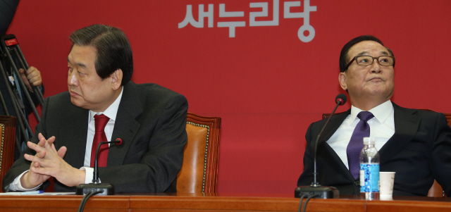 친박계 좌장 격인 서청원 새누리당 최고위원(오른쪽)이 28일 국회에서 열린 최고위원회의에서 김무성 대표(왼쪽)가 박근혜 대통령을 권력자로 지칭한 것을 거세게 비판한 뒤 두 사람은 다른 방향을 바라보며 굳은 표정을 짓고 있다. 이정우 선임기자 woo@hani.co.kr