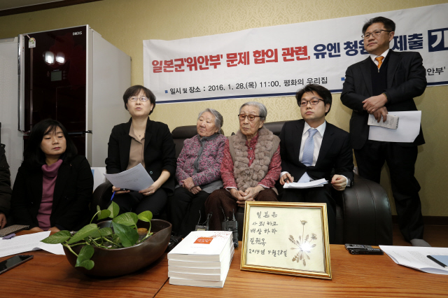 민주사회를 위한 변호사모임(민변) 변호사들과 일본군 ‘위안부’ 피해자 할머니들이 28일 오전 서울 마포구 연남동에 위치한 위안부 피해자 쉼터인 ‘평화의 우리집’에서 12·28 합의가 그간 유엔인권기구들이 일본 정부에 내린 권고사항들과 부합하는지 판단해주길 요청하는 청원서를 유엔에 제출한다는 기자회견을 하고 있다.
　김명진 기자 littleprince@hani.co.kr