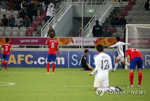 (도하=연합뉴스) 30일 오후(현지시각) 카타르 도하 압둘라 빈 칼리파 스타디움에서 열린 2016 아시아축구연맹(AFC) U-23 챔피언십 한국 대 일본 결승전 후반전에서 일본 아사노에게 역전골을 허용한 뒤 한국 선수들이 안타까워하고 있다.