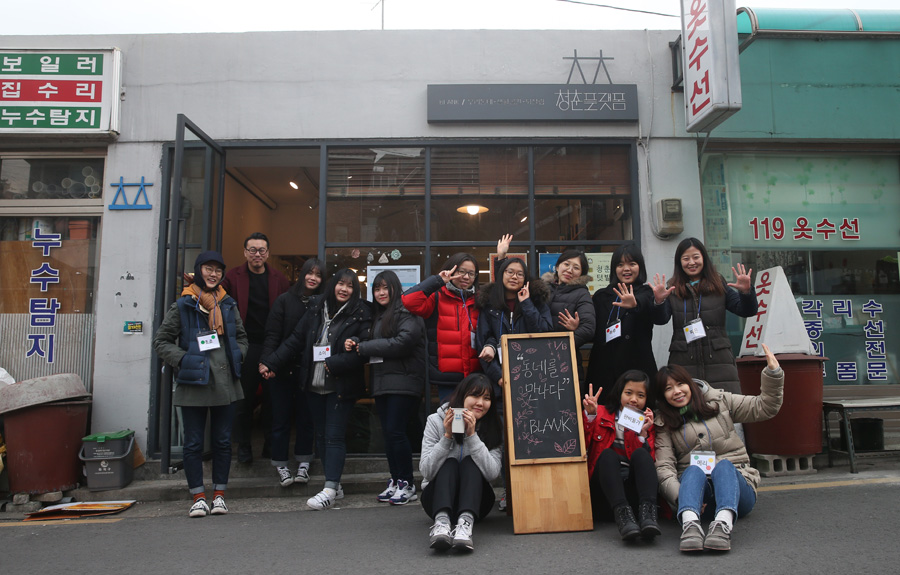 지난달 13일 서울 동작구 상도동에서 커뮤니티 디자인 일을 하는 청년 소셜벤처 블랭크의 직원들이 함께 사무실을 공유하는 청년들과 함께 청춘플랫폼 앞에 모였다. 청춘플랫폼은 블랭크가 동네 주민들과 함께 식사도 하고 각종 커뮤니티 활동도 할 수 있는 공간이다. 신소영 기자 viator@hani.co.kr