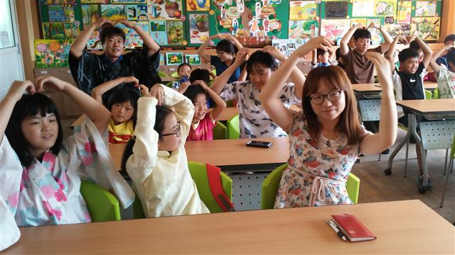 1. 예천남부초는 교사와 다문화 학생, 또래 친구가 결연식을 맺어 학습이나 상담 등 학교생활에 도움을 준다.  예천남부초 제공  