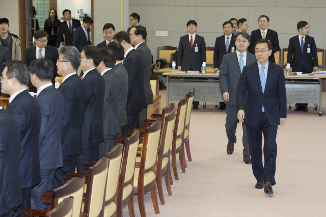 김수남 검찰총장이 1일 오전 서울 서초구 대검찰청에서 취임 뒤 처음으로 주재한 ‘전국 검사장 회의’에 참석하기 위해 회의장으로 들어서고 있다. 이날 회의에서 검찰은 공공분야 부패와 횡령·배임 등 기업 비리 등의 수사에 힘을 모으기로 했다. 김성광 기자 <A href="mailto:flysg2@hani.co.kr">flysg2@hani.co.kr</A>