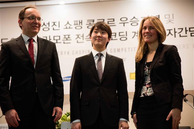 한국인 최초의 쇼팽 콩쿠르 우승자인 피아니스트 조성진씨가 1일 오후 서울 예술의전당 오페라하우스에서 열린 기자간담회를 마친 뒤, 아르투르 슈클레네르 국제쇼팽협회장(왼쪽), 우테 페스케 도이체그라모폰(DG) 부사장과 함께 자세를 취하고 있다. 크레디아 제공