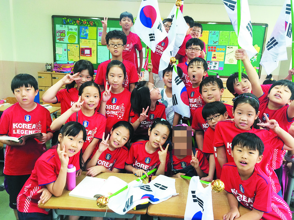 3. 한누리학교에 다니는 리비아 출신 학생은 원적교에 잠깐 머무는 동안 친구들과 체육대회 준비를 함께 했다. 한누리학교 제공