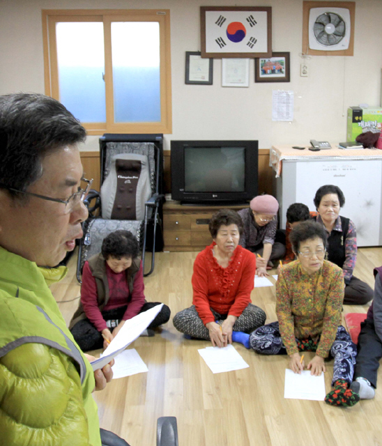 2. 정영식씨가 OX퀴즈를 설명하고 있다.