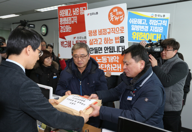    최두환 한국노총 상임부위원장오른쪽)과 김종인 민주노총 부위원장(가운데)이 ‘노동개악 2대 행정지침 무효 양대노총 공동선언’기자회견을 마친 뒤 2일 오전 서울 중구 저동 국가인권위원회에서 행정지침에 대한 인권위의 의견표명 및 정책권고 요청서를 제출하고 있다.  김태형 기자 xogud555@hani.co.kr