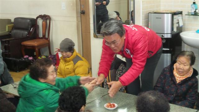 ‘배신의 정치 심판’을 내걸고 유 의원에게 도전장을 낸 이재만 전 동구청장은 율하동 안심제1종합사회복지관을 찾아 인사하고 있다.