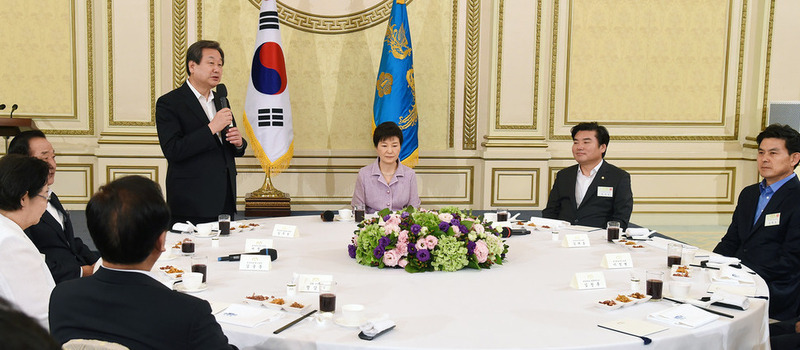 박근혜 대통령이 청와대에서 열린 새누리당 국회의원들과의 오찬 행사에서 김무성 대표최고위원의 인사말을 듣고 있다. 청와대사진기자단