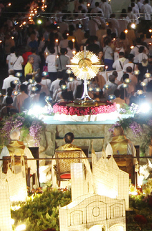 2. 백만명의 가톨릭 신도들이 촛불을 들고 성체행렬을 따르고 있다.