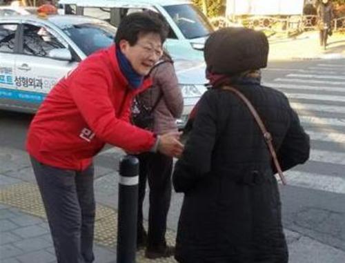  대구 동을 지역구 예비후보로 등록한 유승민 새누리당 의원이 2일 지하철 신기역 앞에서 시민과 악수하며 지지를 호소하고 있다.