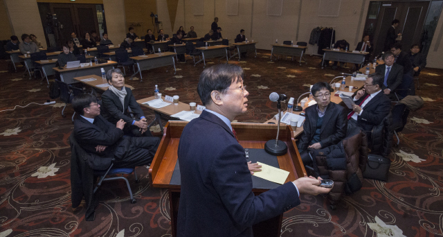 국가미래연구원, 경제개혁연구소, 경제개혁연대가 3일 서울 영등포구 여의도 중소기업중앙회에서 공동으로 주최한 ‘가계부채 문제 어떻게 해결할 것인가’ 보수-진보 합동토론회에서 김동원 고려대 경제학과 초빙교수(맨 앞)가 발표를 하고 있다.  김성광 기자 flysg2@hani.co.kr