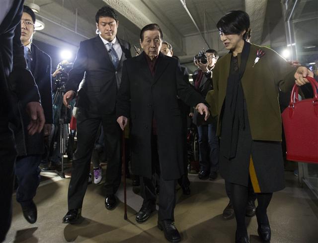신격호 롯데그룹 총괄회장이 3일 오후 서울 서초구 서울가정법원에서 열린 ‘성년 후견 개시 심판 청구’ 첫 심리에 참석하기 위해 법정으로 들어가고 있다. 신 회장은 자신의 건강 상태를 보여주려는 듯 휠체어를 이용하지 않고 법정에 걸어 들어갔다. 연합뉴스