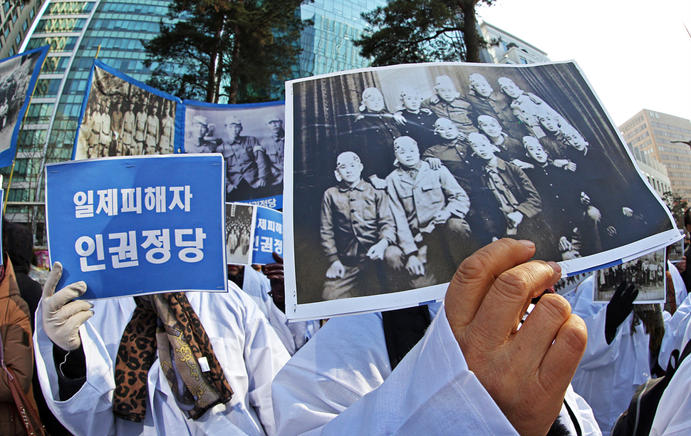 일제 강제동원 피해자 가족들이 3일 오후 서울 중학동 주한일본대사관 앞에서 흰 소복을 입은 채 정부의 일본군 위안부 협상을 규탄하고 ‘인권정당’ 창단 선언을 하며 피해 가족의 사진을 들고 있다. 이정용 선임기자 lee312@hani.co.kr